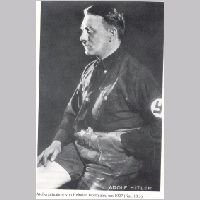6.11. Adolf Hitler in Lederhose 1927.jpg